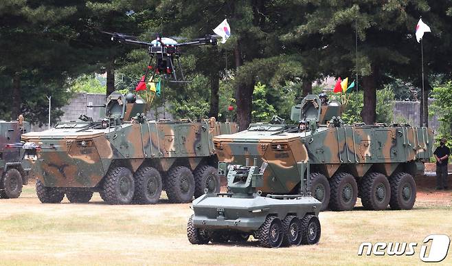 10일 오전 경기도 양주 소재 제25보병사단에서 열린 '아미타이거'(Army TIGER) 시범여단 전투단 선포식에서 장병들이 유·무인 전투체계 중 무인 수색 차량과 공격용 드론을 선보이고 있다. '아미타이거'는 차륜형 장갑차·소형전술차량 등 기동플랫폼으로 전 제대가 빠르게 전장을 누비는 '기동화', 전투원과 드론봇 전투체계, 워리어플랫폼 등 모든 전투체계가 초연결되는 '네트워크화', 그리고 인공지능(AI) 기반 초지능 의사결정체계가 상황판단과 결심을 지원하는 '지능화'를 주요 특징으로 한다. 2022.6.10/뉴스1 ⓒ News1 사진공동취재단