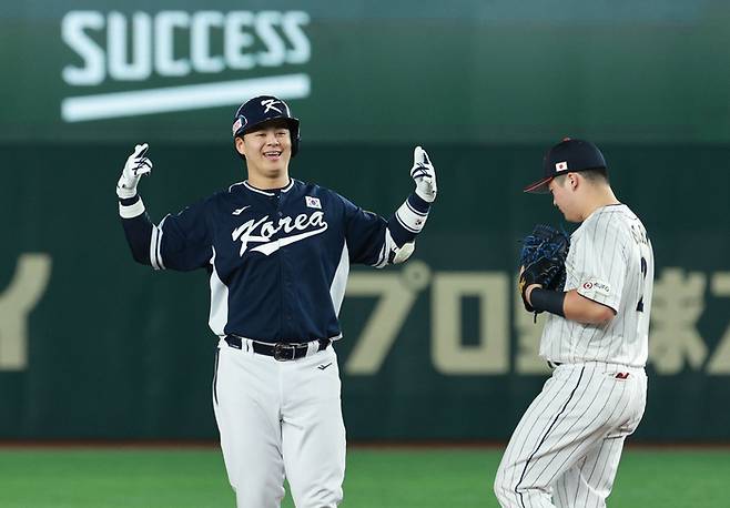 지난 19일 일본 도쿄돔에서 열린 아시아프로야구챔피언십(APBC) 결승전 대한민국과 일본의 경기. 3회초 1사 1,2루에서 노시환이 2타점 적시타를 친 뒤 포효하고 있다. 도쿄 | 연합뉴스
