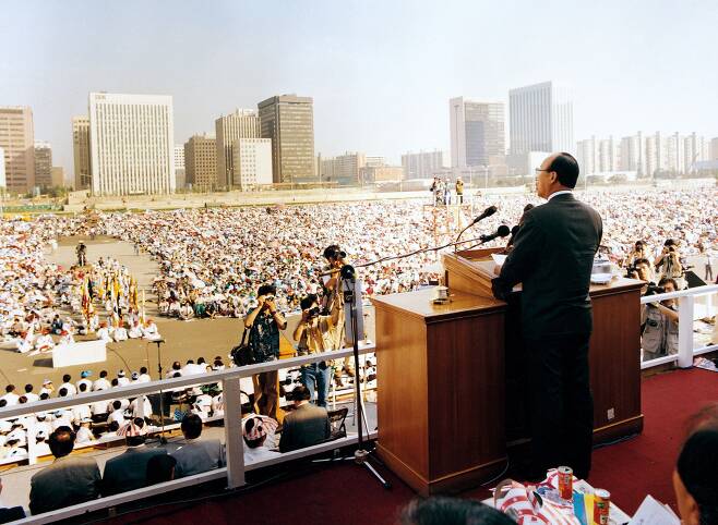 1994년 서울 여의도광장에서 열린 '나라와 민족을 위한 기도회'에서 조용기 목사가 설교하고 있다. /여의도순복음교회 제공
