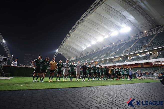 전북 현대 선수들이 29일 홍콩 스타디움에서 열린 킷치FC 승리 후 세리머니를 하고 있다. 사진=프로축구연맹