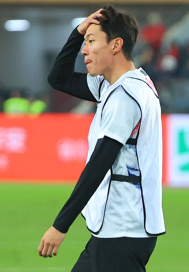 벤치로 향하는 황의조 (선전=연합뉴스) 김도훈 기자 = 21일 중국 선전 유니버시아드 스포츠센터에서 열린 2026 북중미 월드컵 아시아 2차 예선 한국과 중국의 경기. 대표팀 황의조가 하프 타임 때 몸을 푼 뒤 벤치로 향하고 있다. 2023.11.22 superdoo82@yna.co.kr/2023-11-22 01:51:09/ <저작권자 ⓒ 1980-2023 ㈜연합뉴스. 무단 전재 재배포 금지.>