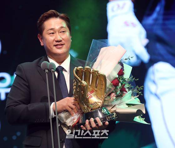 2022 KBO 골든글러브 시상식이 12월 9일 오후 서울 강남구 코엑스 오디토리움에서 열렸다. 롯데 이대호가 지명타자 부문 골든글러브를 수상하고 소감을 말하고 있다. 김민규 기자