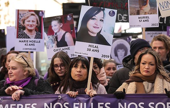 사람들이 2023년 11월 25일(현지시간) 프랑스 파리에서 열린 국제 여성 폭력 철폐의 날을 기념하는 여성에 대한 폭력 반대 시위에서 페미사이드의 희생자인 여성들의 초상화를 들고 있다. EPA연합뉴스