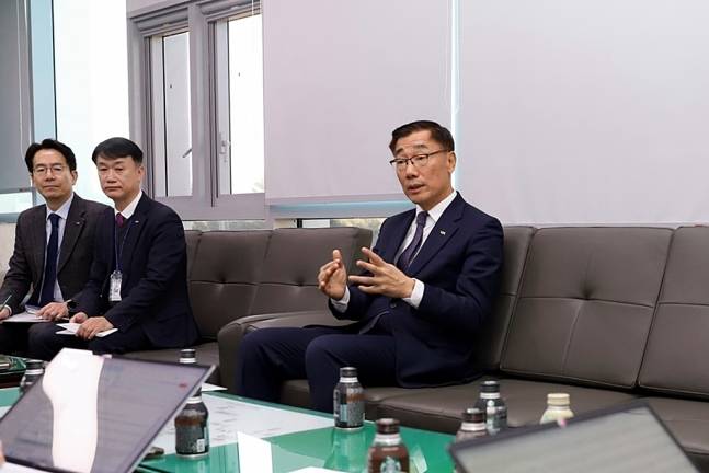 어명소 한국국토정보공사(LX) 사장이 30일 정부세종청사 국토교통부 기자실을 찾아 자사의 경영 위기 극복을 위해 마련한 혁신안을 발표하고 있다. /한국국토정보공사(LX) 제공