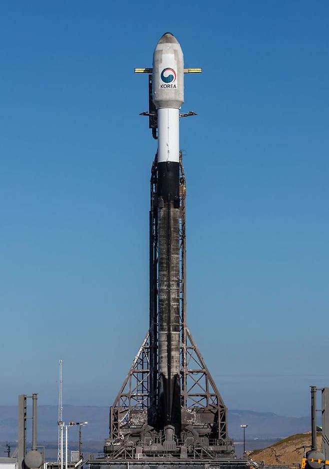 현지시각 11월 30일, 미국 LA 반덴버그 우주군기지에서 발사 예정일을 하루 앞두고 우리 군 최초 군사정찰위성 1호기를 탑재한 팰콘(Falcon)-9 발사체가 기립 완료한 모습.(사진제공=SpaceX)