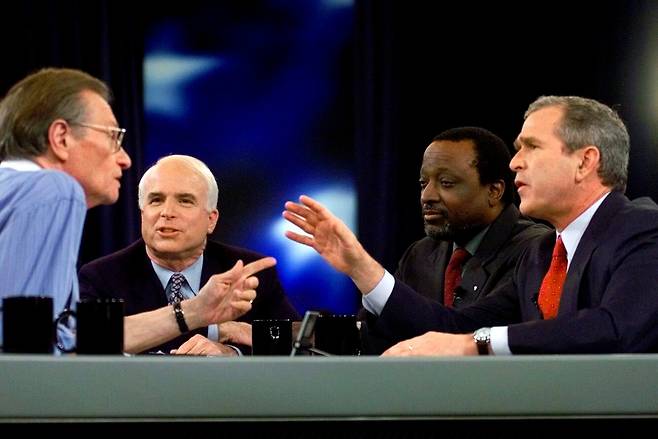 래리 킹이 지난 2000년 당시 공화당 대선 경선에 나선 조지 W 부시, 앨런 키이스, 존 매케인(오른쪽부터)을 한자리에 불러놓고 인터뷰하고 있다.  <저작권자 ⓒ 1980-2021 ㈜연합뉴스. 무단 전재 재배포 금지.>