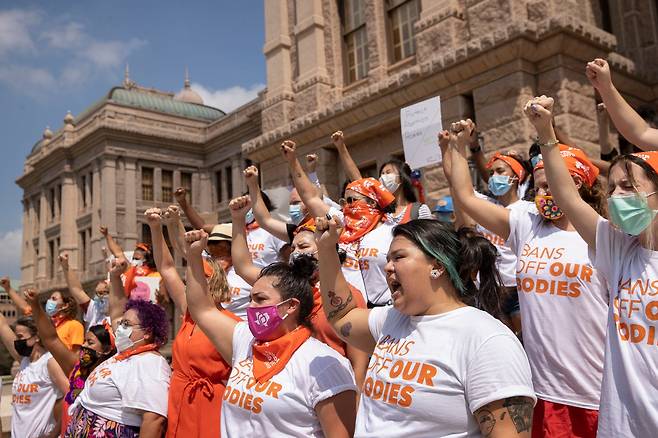 지난 9월 1일 텍사스 오스틴시 시의회 앞에서 여성 단체들이 텍사스주의 극단적 낙태금지법에 반대하는 시위를 벌이고 있다. 낙태금지법 시행 한 달을 맞는 텍사스에선 오는 10월 2일 여성계와 진보계 인사들이 대규모 낙태금지법 시위에 나선다. /AP 연합뉴스