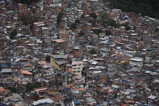 브라질은 팬데믹 대응 실패 여파로 경제가 초토화되며 빈곤선 아래 인구가 2배 급증했다. 지난 1일 리우 데 자네이루의 도시 슬럼가 모습. /로이터 연합뉴스