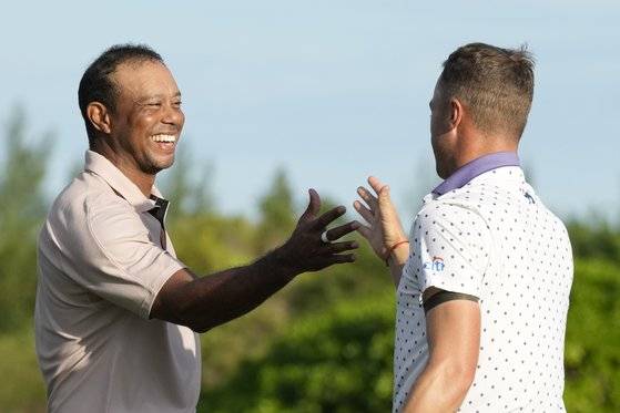 타이거 우즈(왼쪽) 1일(한국시간) 히어로 월드챌린지 1라운드를 마친 뒤 저스틴 토마스와 악수하고 있다. AP=연합뉴스