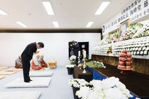 김동연 경기도지사가 1일 용주사에 마련된 자승스님 빈소를 찾아 조문하고 있다. 경기도 제공