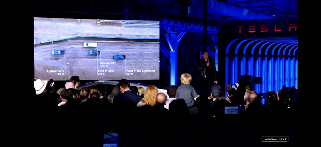 일론 머스크 테슬라 CEO가 30일(현지시간) 미국 텍사스주 오스틴의 본사 공장에서 ‘사이버트럭’의 성능을 공개하는 모습. <테슬라>