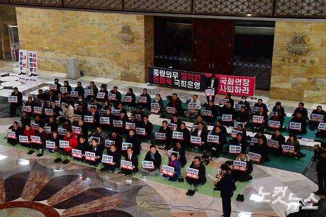 국민의힘 김기현 대표, 윤재옥 원내대표 등 의원들이 1일 서울 여의도 국회 로텐더홀에서 열린 의회폭거 대응 비상의원총회에서 피켓을 들고 구호를 외치고 있다. 국민의힘은 더불어민주당의 이동관 방송통신위원장과 검사 2명(손준성·이정섭)에 대한 탄핵 소추안 강행 처리 시도를 규탄하며 철야 농성을 펼쳤다. 윤창원 기자