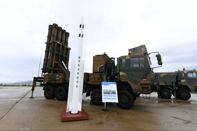 한국 공군에 배치되는 천궁 지대공미사일 발사차량과 요격미사일. 세계일보 자료사진