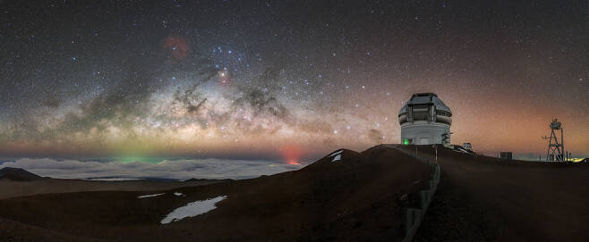 미국 하와이 마우나케아에 위치한 제미니천문대. 제미니천문대는 미국 하와이, 칠레 세로 파촌에 동일한 쌍둥이 망원경을 각 1기씩 설치·운영 중이다. / 사진=위키피디아