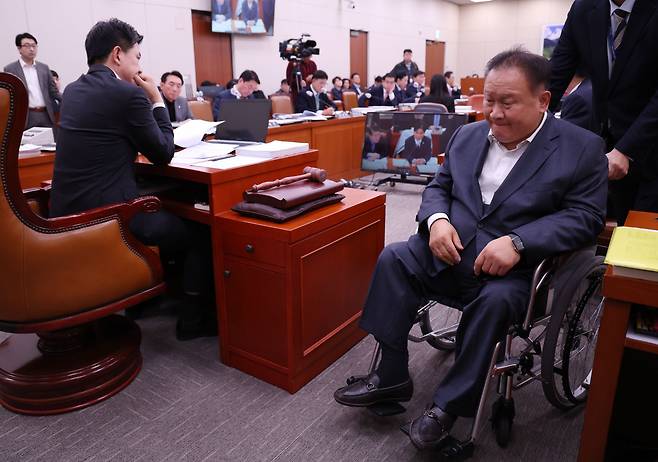 이상민(오른쪽) 더불어민주당 의원이 지난달 23일 오전 국회 외교통일위원회 전체회의에 참석한 뒤 회의장을 나서고 있다. /뉴시스