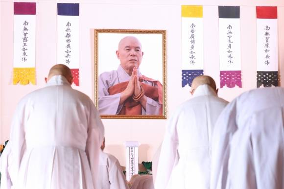 자승 스님 영단에 절 올리는 스님들 - 2일 서울 종로구 조계사 대웅전에 마련된 전 조계종 총무원장 고(故) 자승스님 분향소에서 스님들이 영단에 절을 올리고 있다. 2023.12.2 공동취재