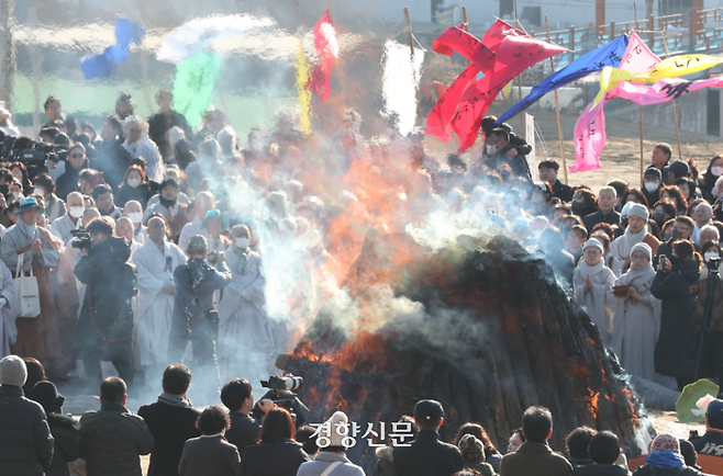 대한불교 조계종 전 총무원장 자승 스님 다비식이 3일 경기 화성시 용주사에서 봉행되고 있다. 한수빈 기자