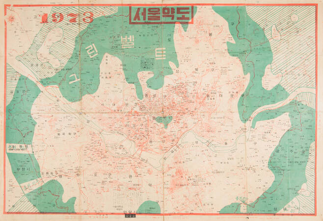 1973년 서울 인창서관에서 발행한 서울 지도. 서울시의 행정구역 등이 간략하게 표시되어 있고, 그린벨트를 푸른색으로 채색하였다. [국립민속박물관]