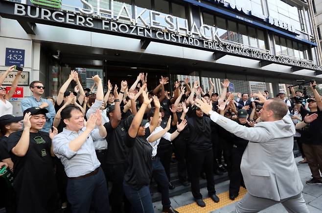 2016년 7월 미국 프리미엄 버거 브랜드 쉐이크쉑(Shake Shack)이 국내 1호점으 강남점 개장 행사에서 참석자들이 포즈를 취하고 있다. 이날 허희수 SPC그룹 부사장을 비롯해 마크리퍼트 주한미국대사, 랜디 가루티(Randy Garutti) 쉐이크쉑 CEO , 마이클 칵(Michael Kark) 쉐이크쉑 글로벌 사업 부사장 등이 테이프 커팅식을 진행했다. /사진=임성균 기자