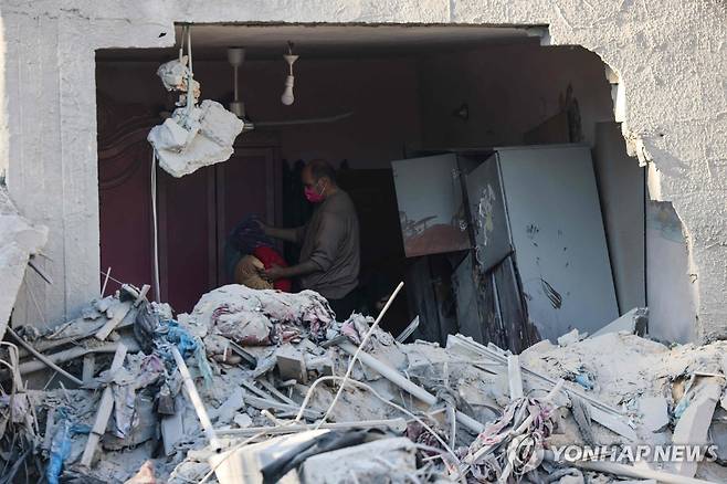 3일 이스라엘군의 공격을 받은 가자지구 남부 라파 지역의 가정집에서 집기를 챙기는 팔레스타인 주민 [AFP 연합뉴스 자료사진 재판매 및 DB 금지]