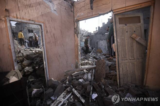 이스라엘군의 공습에 무너진 가자지구 남부 칸 유니스의 난민촌 [AP 연합뉴스 자료사진 재판매 및 DB 금지]