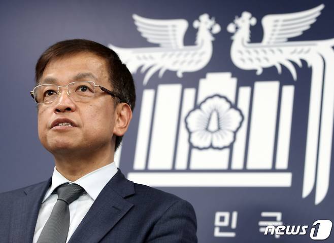 최상목 경제수석이 8일 용산 대통령실 청사 오픈라운지에서 윤석열 대통령의 아시아태평양경제협력체(APEC) 정상회의 순방 관련 브리핑을 하고 있다. 2023.11.8/뉴스1 ⓒ News1 오대일 기자