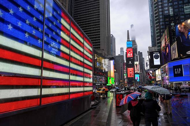 지난 19일 뉴욕시 맨해튼 타임스 스퀘어에 비가 추적추적 내리는 모습. 뉴욕에선 올겨울 들어 기온이 거의 영상권에 머물면서, 눈발이 잠깐 날리다 싶다가도 곧 비로 바뀌는 경우가 많다. /AFP 연합뉴스