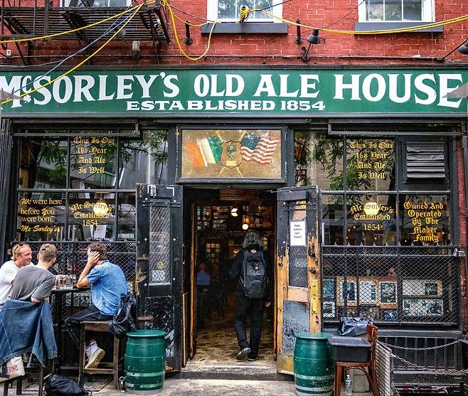 1854년 아일랜드계 이민자가 세운 뉴욕의 가장 오래된 아이리시펍 '맥솔리스 올드에일하우스' 전경. 맨해튼 이스트빌리지에 있다. /맥솔리스