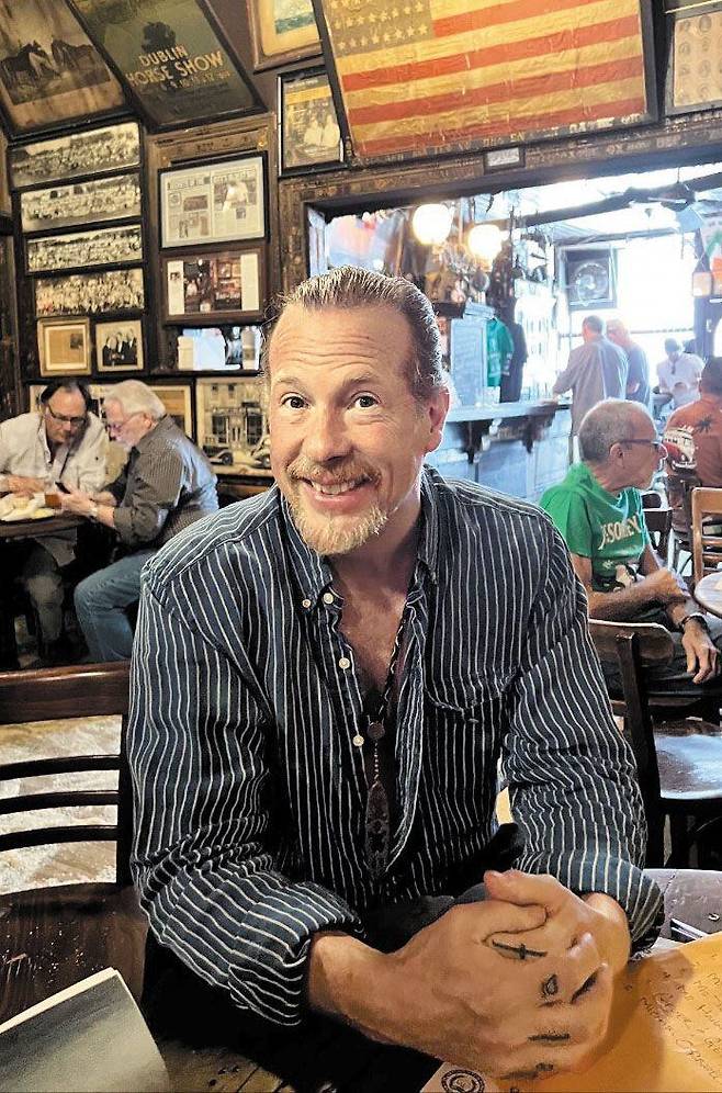 그레고리 드라아바씨가 19일(현지 시각) 본지와 인터뷰를 하고 있다. 화가이기도 한 그는 5월 27일 예술의전당 한가람미술관에서 한국 첫 전시회를 열 예정이다. /정시행 특파원