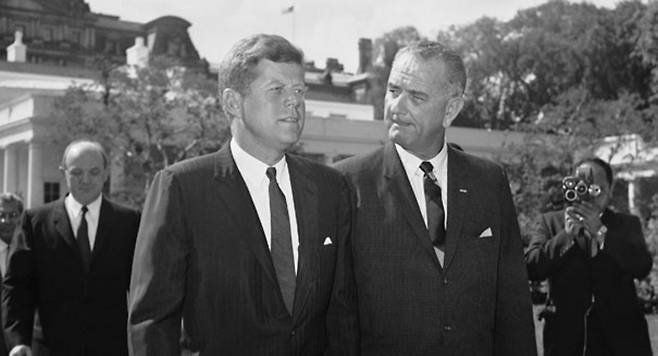존 F 케네디(왼쪽) 전 미국 대통령과 린든 존슨 부통령. 케네디 암살과 존슨의 심장마비를 계기로 대통령 승계 원칙을 정한 수정헌법 25조가 비준됐다.