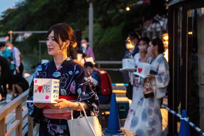 지난달 29일 일본 도쿄 지도리가후치에서 열린 종이등 축제에 참가한 젊은 여성들이 전통 옷차림으로 배에 타기 위해 줄을 서 있다. 작년 한 해 일본 인구는 72만6000여 명이 줄어 역대 최다 감소 폭을 기록했다./AFP 연합뉴스