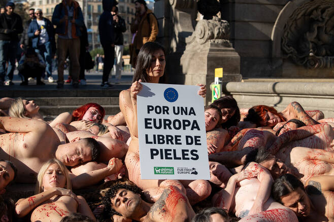 3일 바르셀로나에서 국제 비영리 동물권 단체인 아니마나투랄리스 주최로 열린 모피 거래 반대 시위에서 한 활동가가 ‘모피 없는 유럽을 위하여’라는 팻말을 들고 있다. 아니마나투랄리스 누리집 갈무리.