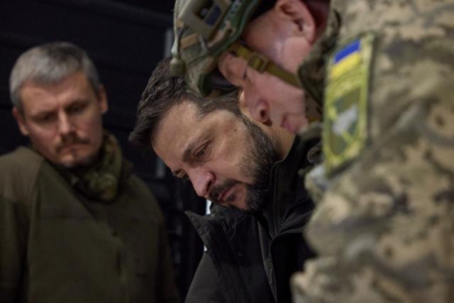 볼로디미르 젤렌스키(가운데) 우크라이나 대통령이 지난달 30일 하르키우 쿠피안스크에 있는 우크라이나 육군 지휘소를 방문해 부대 지휘관의 전황 브리핑을 듣고 있다. 쿠피안스크=AFP 연합뉴스