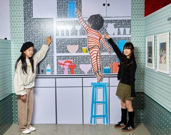 유은서(왼쪽)·오수아 학생기자가 로렌 차일드의 작품 속 세계를 재현한 전시 공간을 감상하고, 다양한 개성을 가진 캐릭터를 만나봤다.