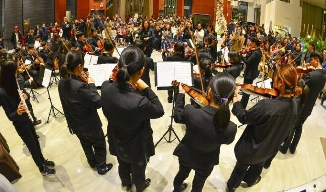 ▲SWA청소년오케스트라는 지역 청소년들이 참가해 음악으로 봉사하고 나눔을 실천하는 문화사랑 나눔 운동의 주역이 되고 있다.