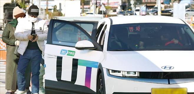 한국을 찾는 외국인 관광객이 내년 2000만 명에 육박할 것으로 예상되지만 이들이 한국에서 정보기술(IT) 플랫폼을 이용하기 어렵다는 지적이 나온다. 24일 서울역 택시 승강장에서 외국인이 우티 택시에서 내리고 있다. 우티는 우버와 티맵모빌리티가 공동 설립한 조인트벤처(JV)다. /김범준 기자