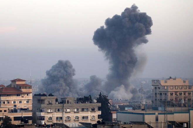 이스라엘의 공격으로 가자지구 남부 라파에서 3일(현지시간) 연기가 피어오르고 있다. UPI연합뉴스