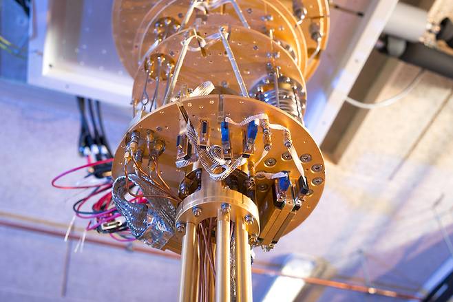 큐텍 실험실 안의 양자컴퓨터. 황금빛 샹들리에를 닮았다. 큐텍 제공