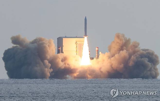 제주 해상서 고체연료 우주발사체 3차 시험발사 (서귀포=연합뉴스) 박지호 기자 = 4일 오후 제주 서귀포시 예래동 앞바다에서 군 주도로 고체연료 우주발사체 3차 시험발사가 진행되고 있다. 2023.12.4 jihopark@yna.co.kr
