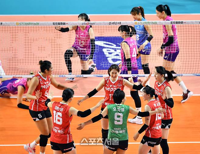 페퍼저축은행 선수들이 5일 인천 삼산월드체육관에서 열린 2023 도드람 V리그 여자부 흥국생명과 페퍼저축은행의 경기 1세트 초반 리드를 유지하며 기뻐하고 있다. 2023.12.05.인천 | 강영조기자 kanjo@sportsseoul.com