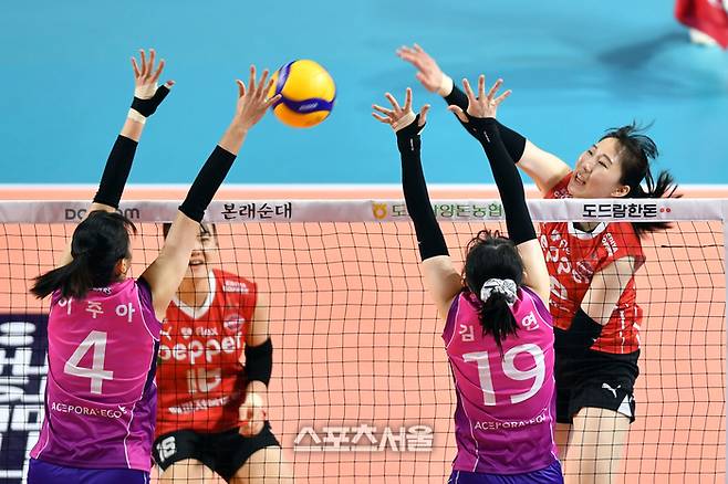 페퍼 박정아가 5일 인천 삼산월드체육관에서 열린 2023 도드람 V리그 여자부 흥국생명과 페퍼저축은행의 경기에서 강타를 시도했으나 흥국 이주아 블로킹에 막히고 있다. 2023.12.05.인천 | 강영조기자 kanjo@sportsseoul.com