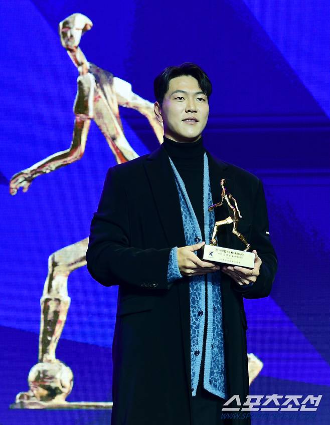 4일 서울 잠실 롯데호텔에서 '2023 K리그 어워즈'가 열렸다. K리그1 MVP 수상한 울산 김영권. 잠실=송정헌 기자songs@sportschosun.com/2023.12.04/