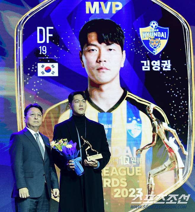 4일 서울 잠실 롯데호텔에서 '2023 K리그 어워즈'가 열렸다. K리그1 최우수선수상 수상한 울산 김영권. 잠실=송정헌 기자songs@sportschosun.com/2023.12.04/