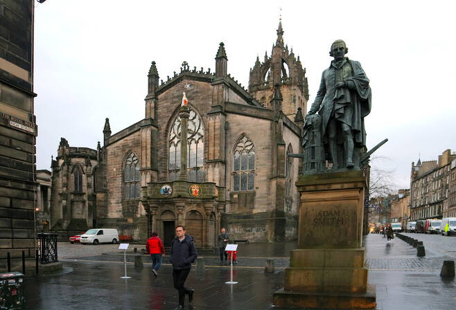 영국 스코틀랜드 에든버러에 있는 애덤 스미스 동상. 위키미디어 제공