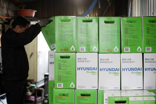 중국 세관이 한국으로 수출하는 요소의 통관을 보류한 것으로 알려진 4일 오후 서울의 한 주유소 관계자가 창고에서 요소수 재고를 정리하고 있다. 뉴스1