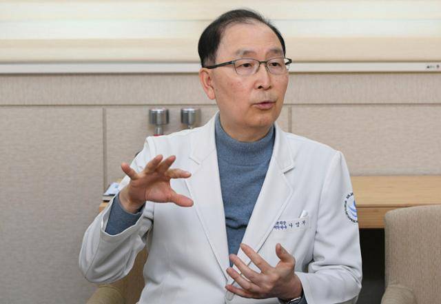 스포츠재활전문의인 나영무 솔병원 원장이 11월 30일 서울 강서구 솔병원에서 '백세 운동'에 대해 설명하고 있다. 윤서영 인턴기자