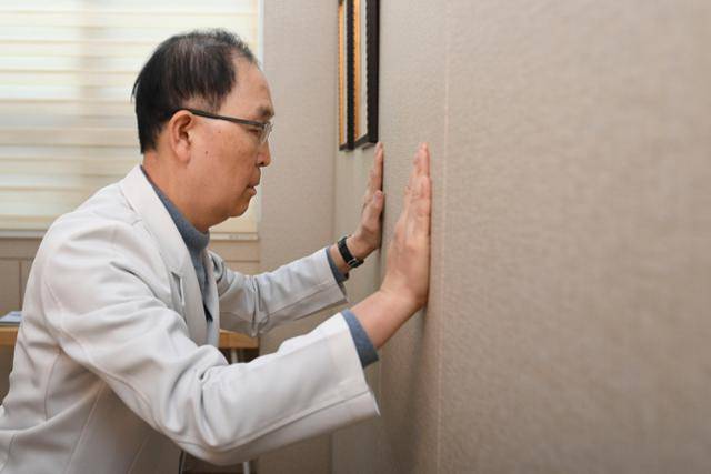 팔굽혀펴기 자세다. 스포츠재활전문의인 나영무 솔병원 원장이 11월 30일 서울 강서구 솔병원에서 '백세 운동' 시범을 보이고 있다. 윤서영 인턴기자