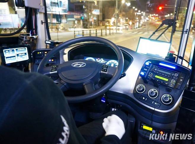 돌발 상황에 대처하기 위해 탑승한 운전 기사가 운전대에서 손을 떼고 전방주시를 하고 있다. 사진=이예솔 기자