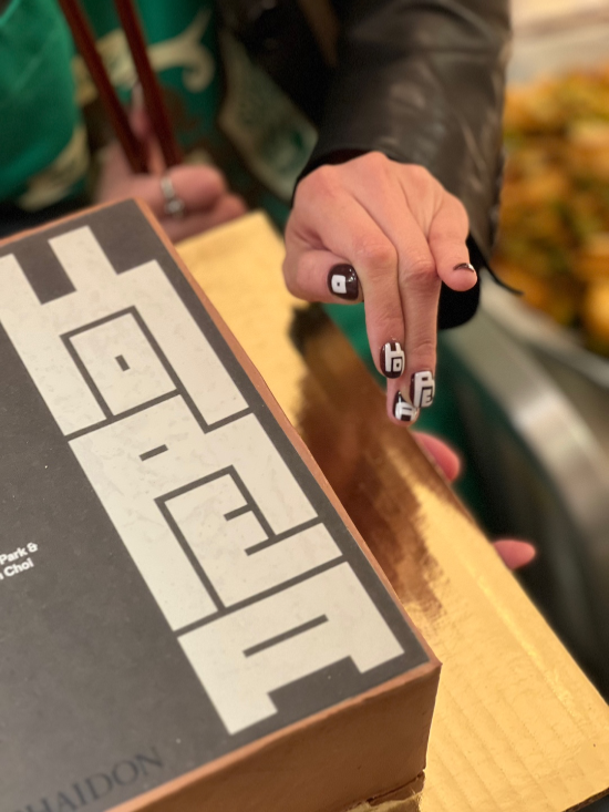 미국에서 진행한 ‘한식 The Korean Cookbook(파이돈 출판사)’ 출판기념회 (최정윤 셰프 제공).