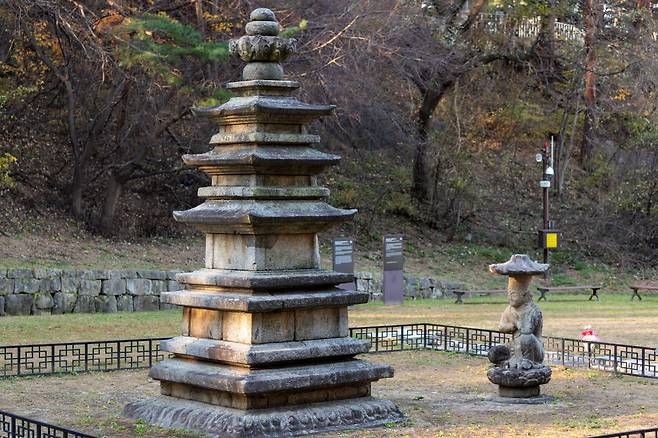 신복사지의 삼층석탑(보물 제87호)과 석불좌상(보물 제 84호)